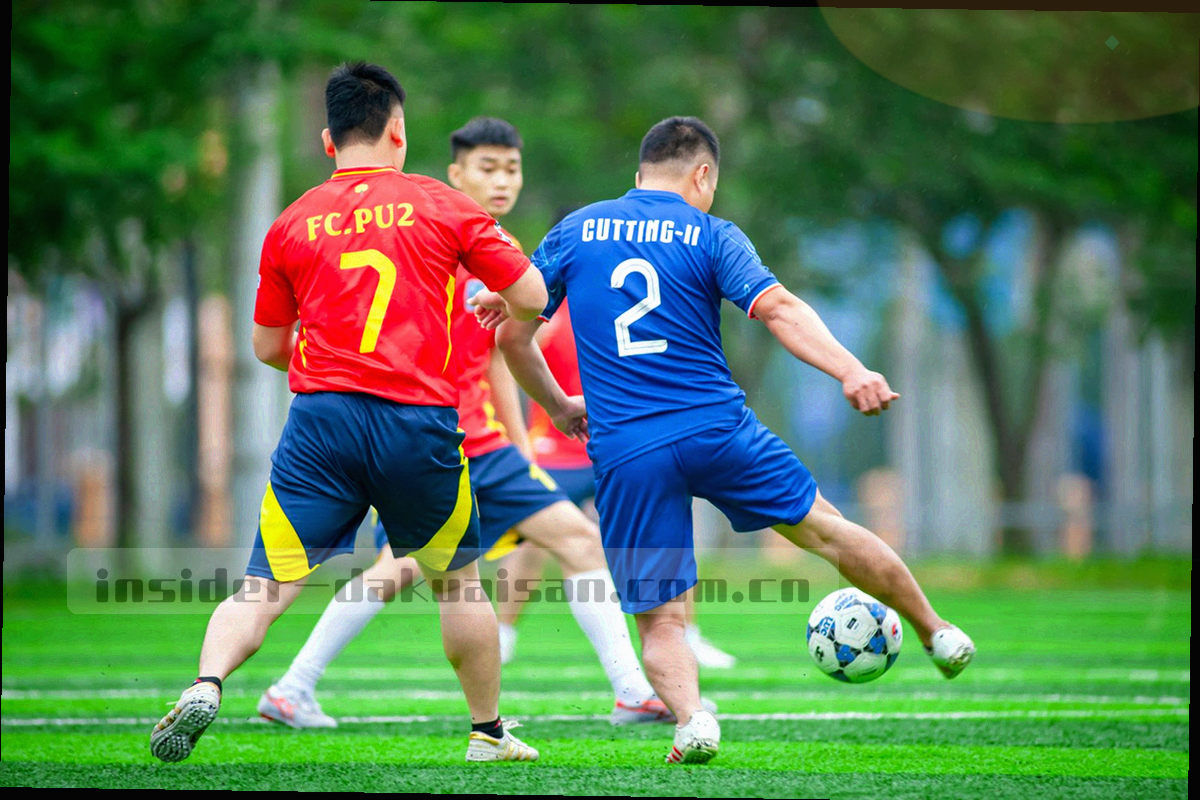 抽象工作台上的资料索引卡、对照表格与版本标签，呈三色标注状态